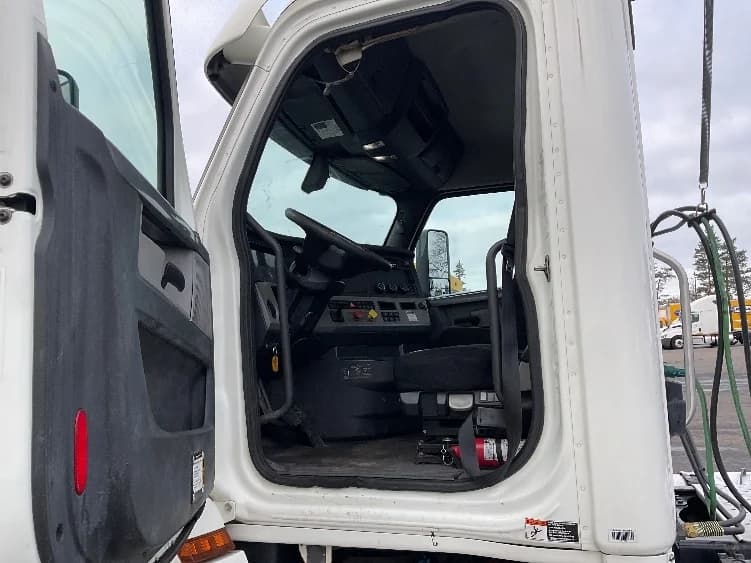 2019 Freightliner Cascadia in Linden, NJ — photo 8