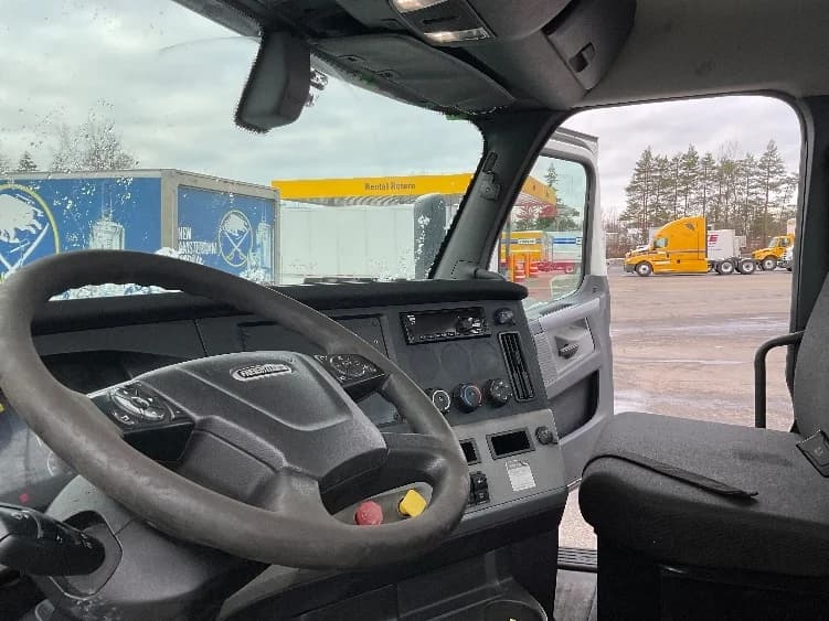 2019 Freightliner Cascadia in Linden, NJ — photo 9