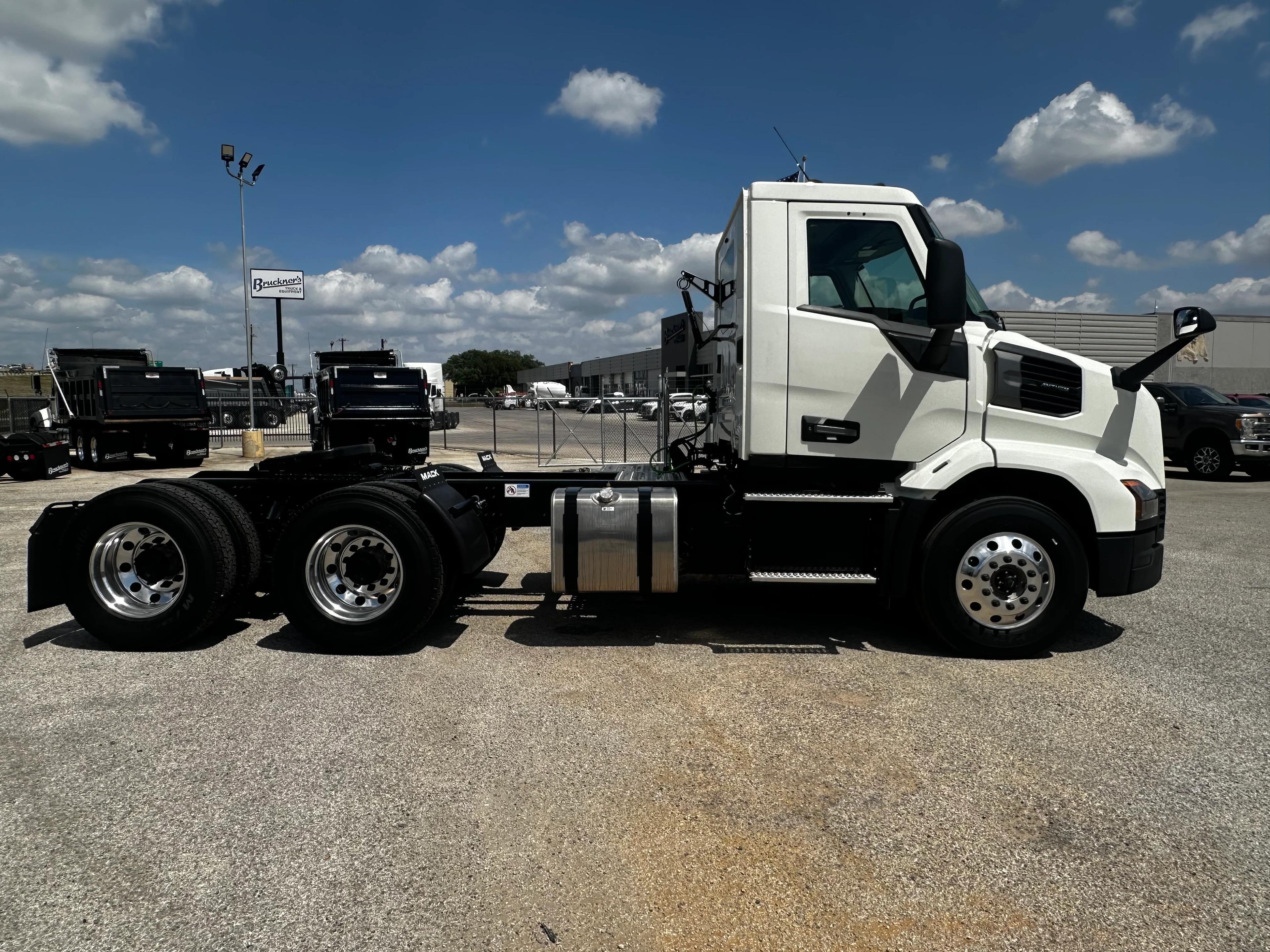 2027 Mack Anthem in San Antonio, TX — photo 8