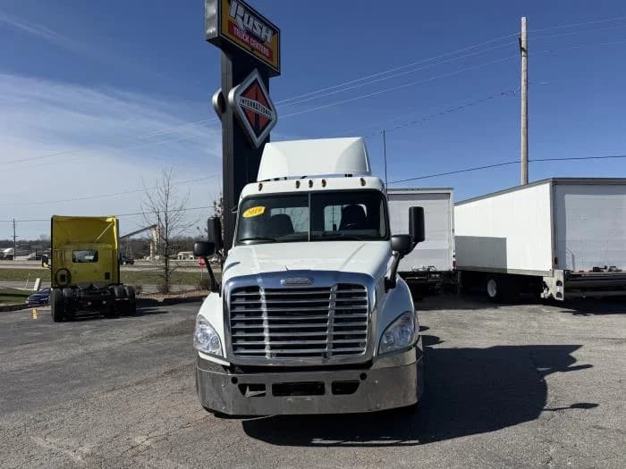 2019 Freightliner Cascadia — photo 13