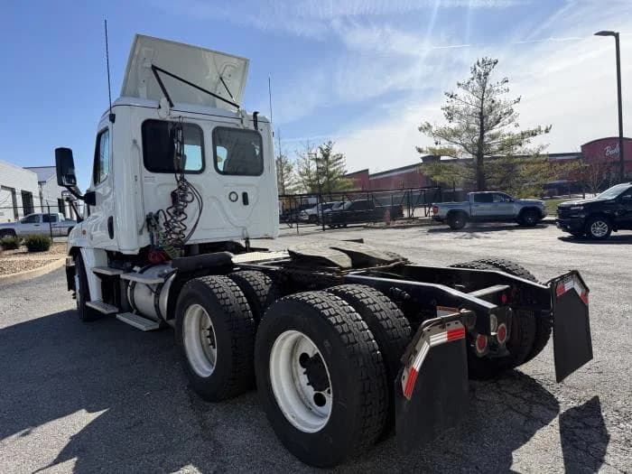 2019 Freightliner Cascadia — photo 7