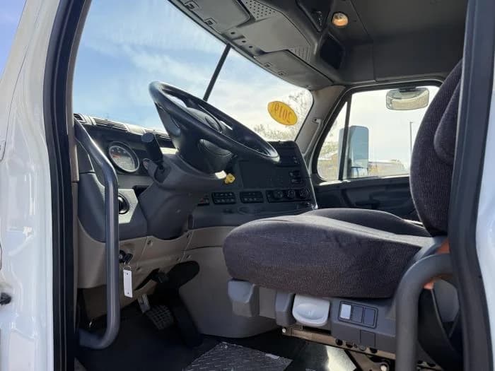 2019 Freightliner Cascadia — photo 14