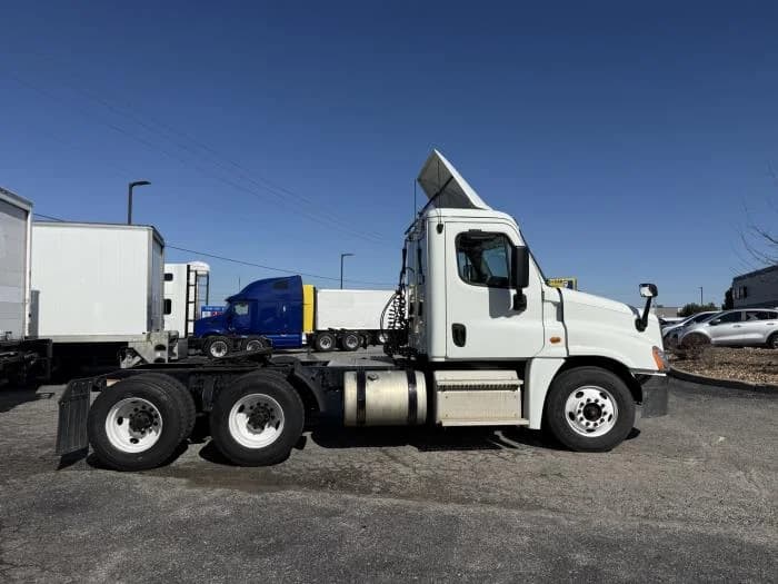 2019 Freightliner Cascadia — photo 10