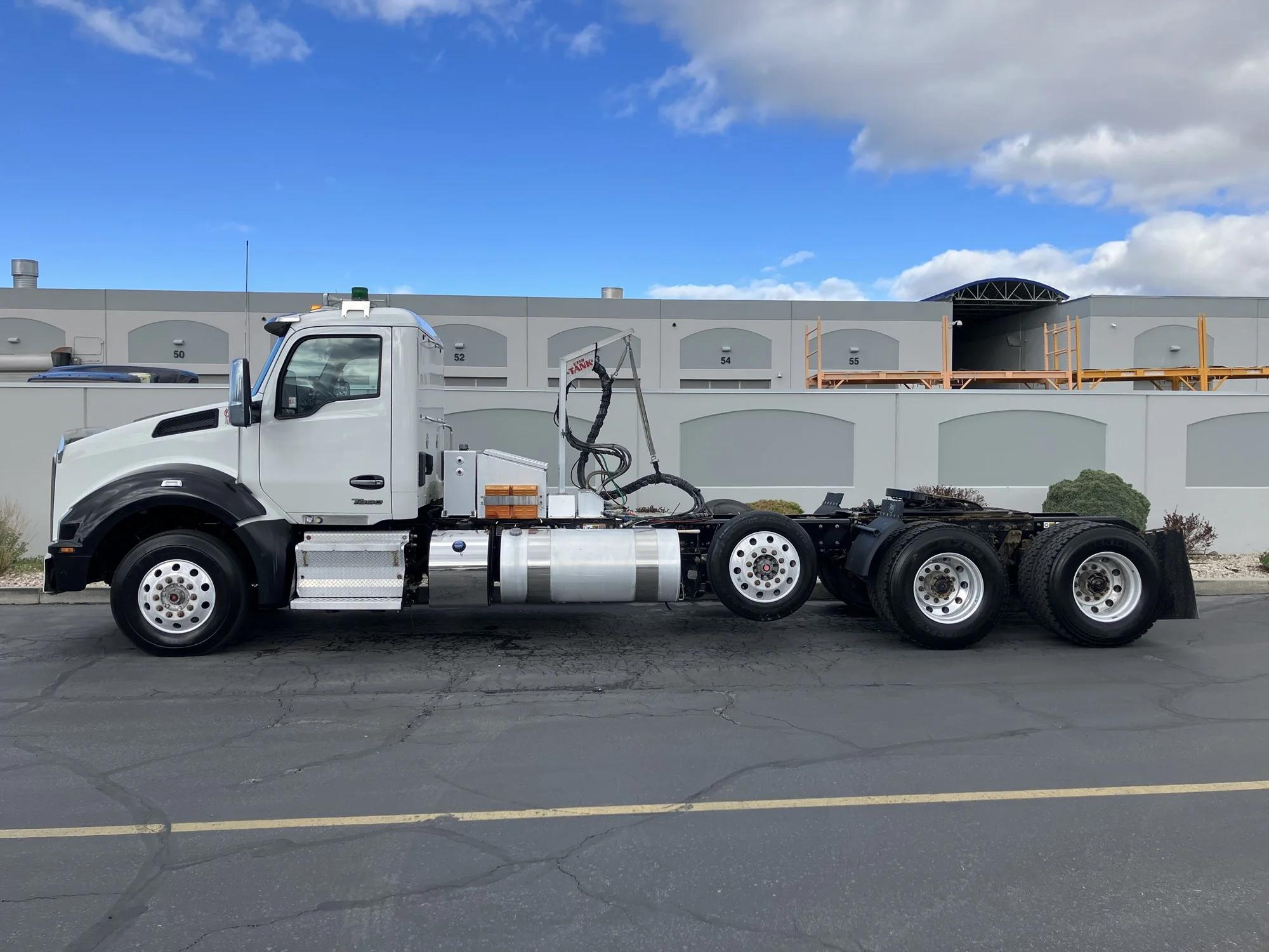 2023 Kenworth T880
