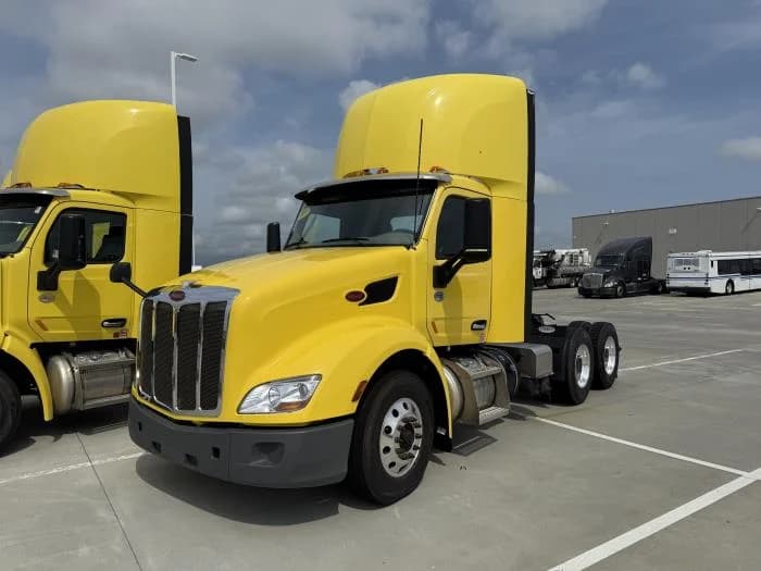 2021 Peterbilt 579 in St. Peters, MO — photo 2