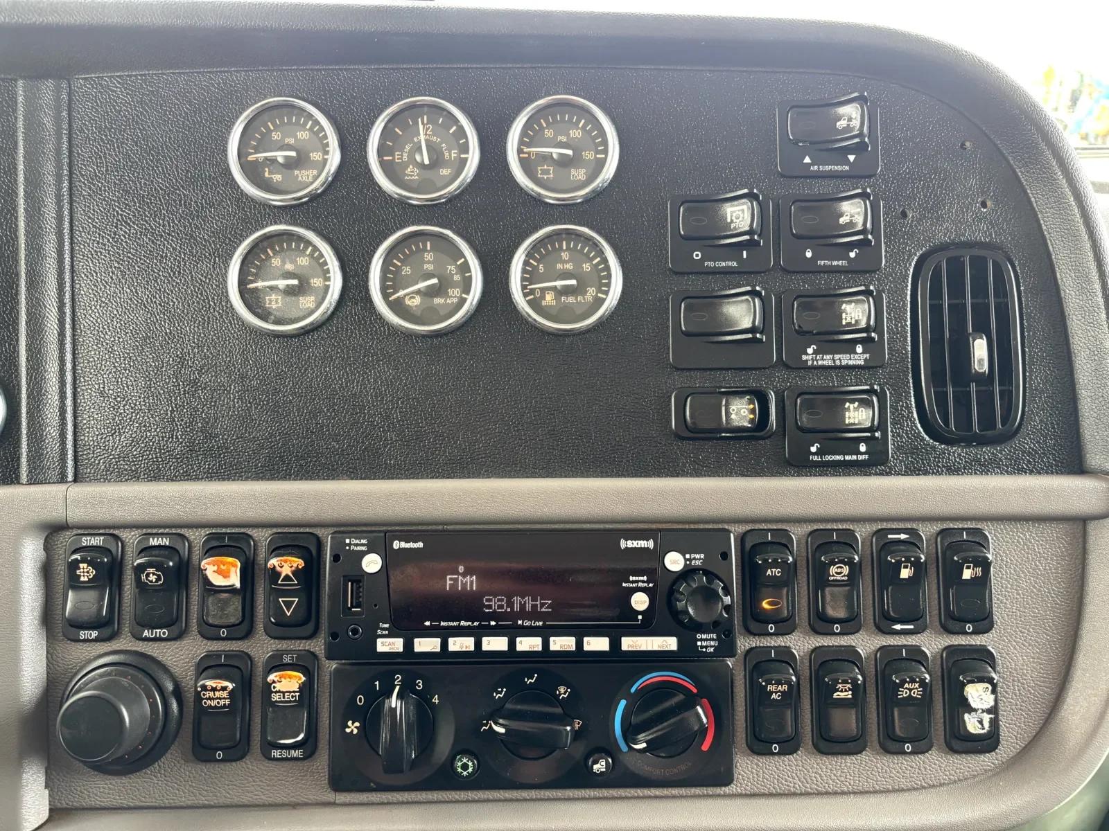 2020 Peterbilt 389 in Hutchins, TX — photo 18
