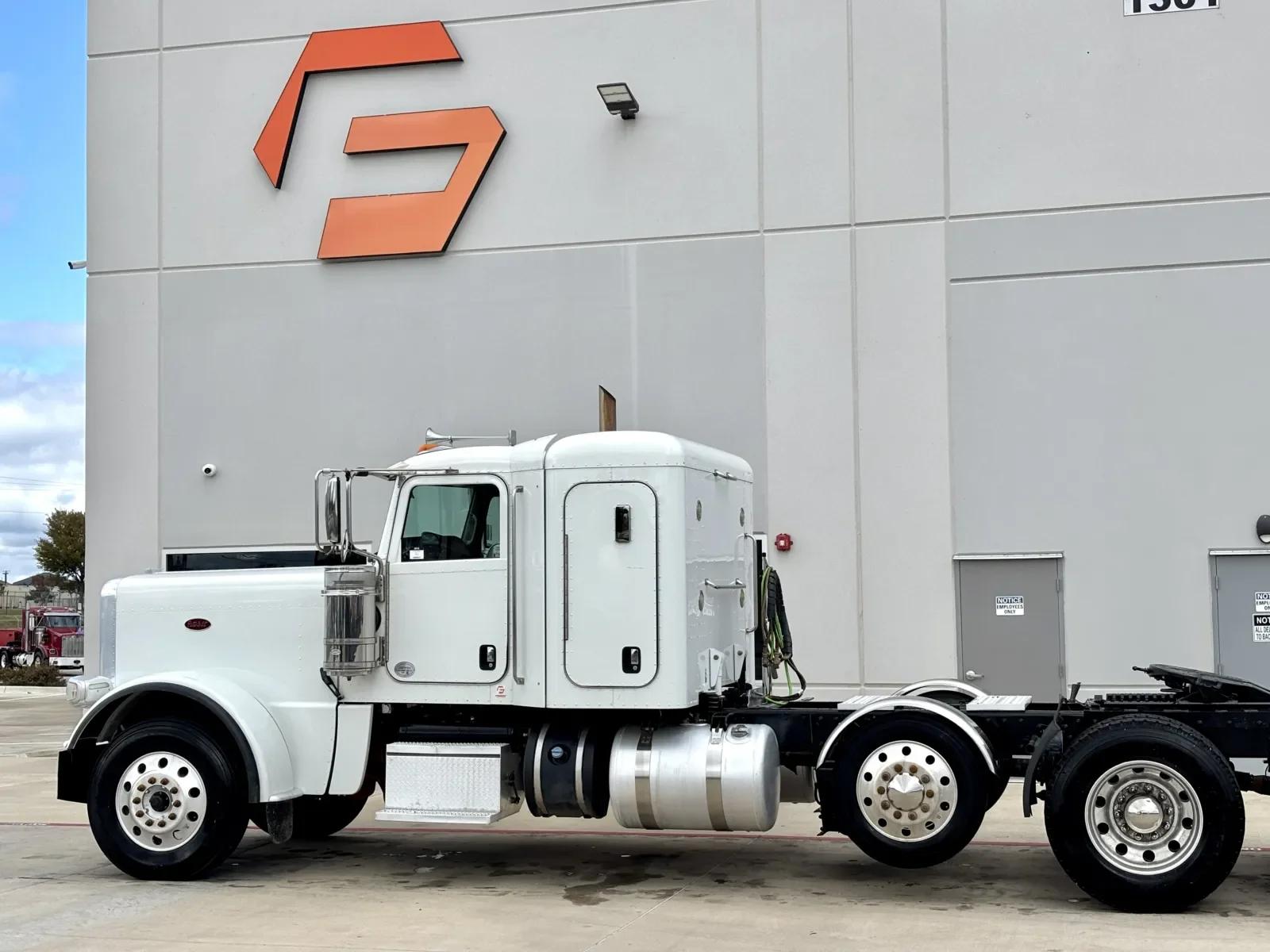2020 Peterbilt 389 in Hutchins, TX — photo 8