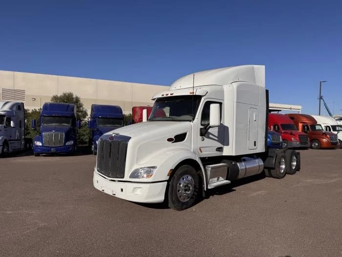 2022 Peterbilt 579 in Phoenix, AZ — photo 2