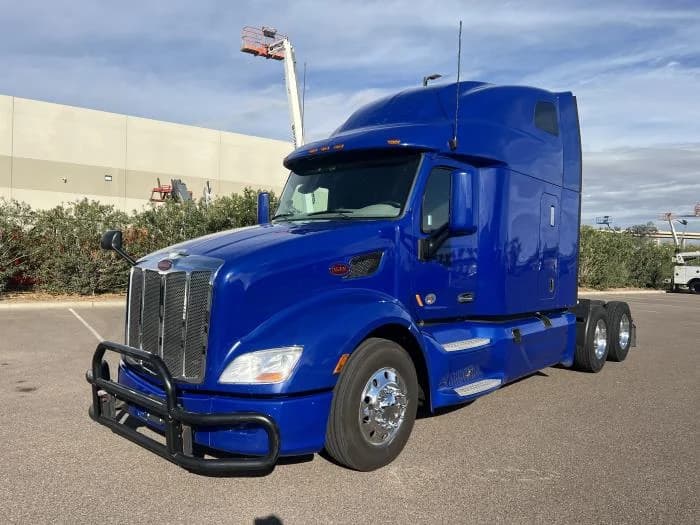 2022 Peterbilt 579 in Phoenix, AZ — photo 2