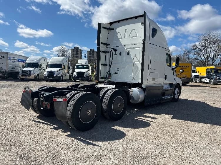 2023 Freightliner Cascadia in Poplar Bluff, MO — photo 7