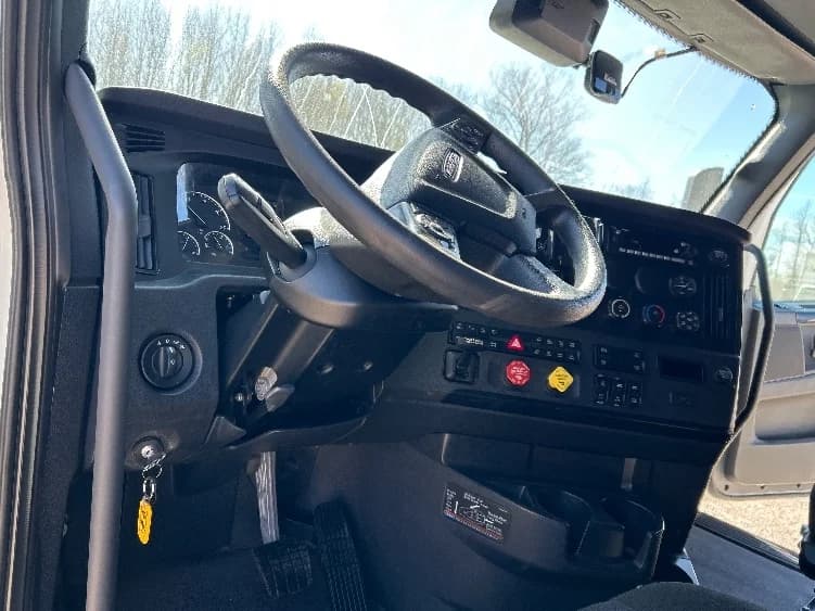 2023 Freightliner Cascadia in Poplar Bluff, MO — photo 10