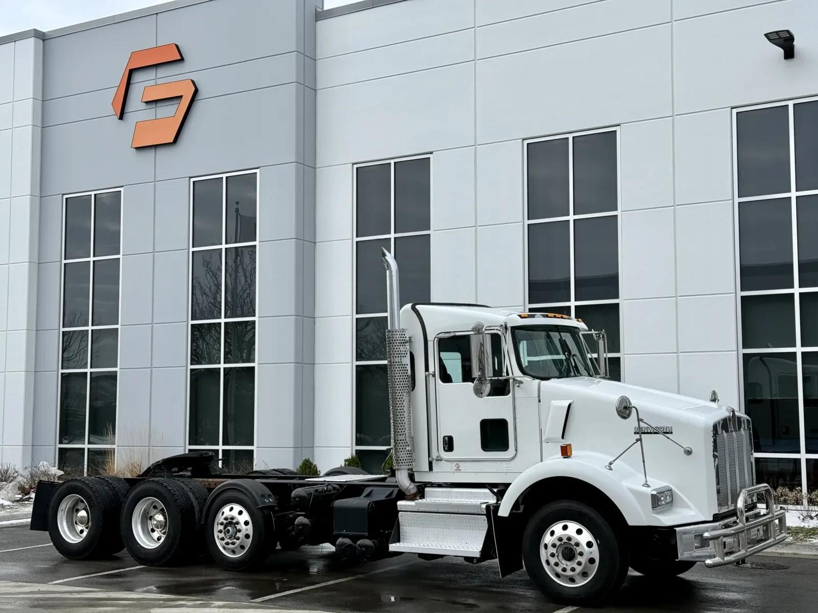 2019 Kenworth T800 in New Lenox, IL — photo 2