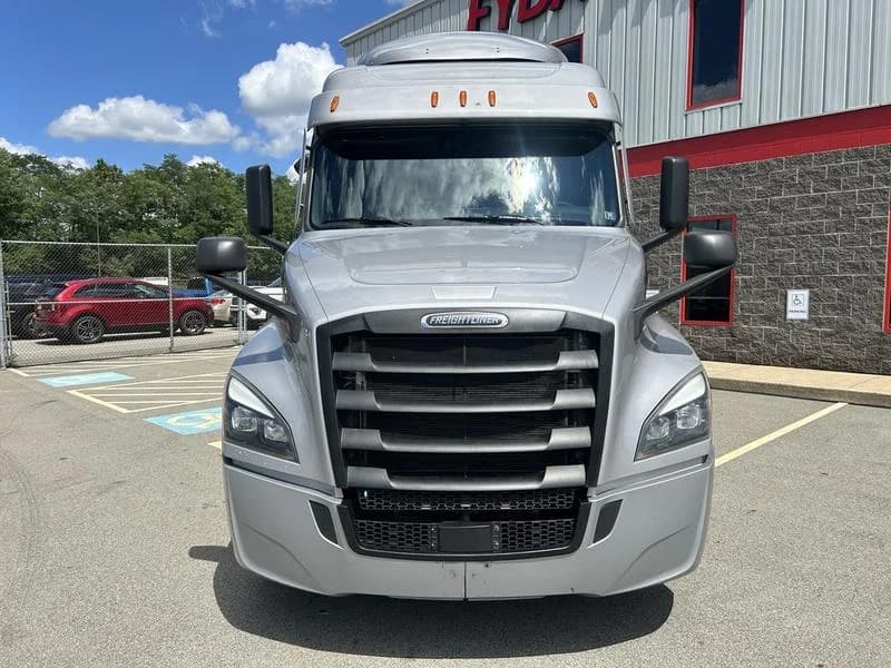 2022 Freightliner Cascadia in Pittsburgh, PA — photo 2