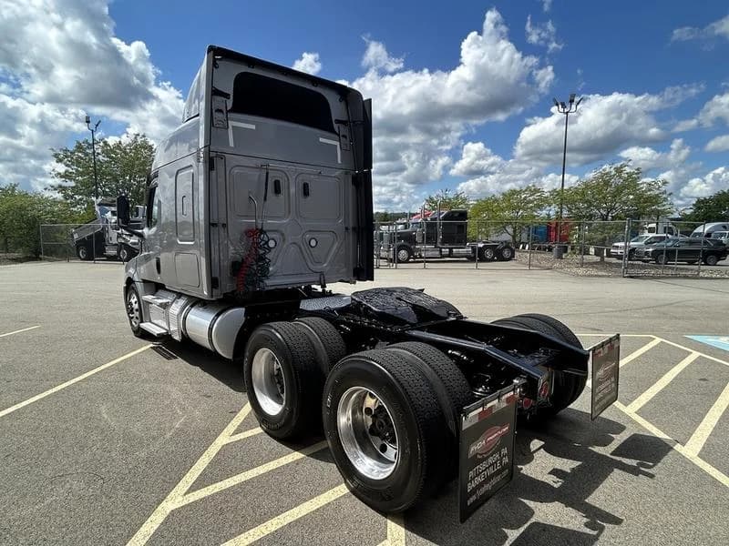 2022 Freightliner Cascadia in Pittsburgh, PA — photo 7