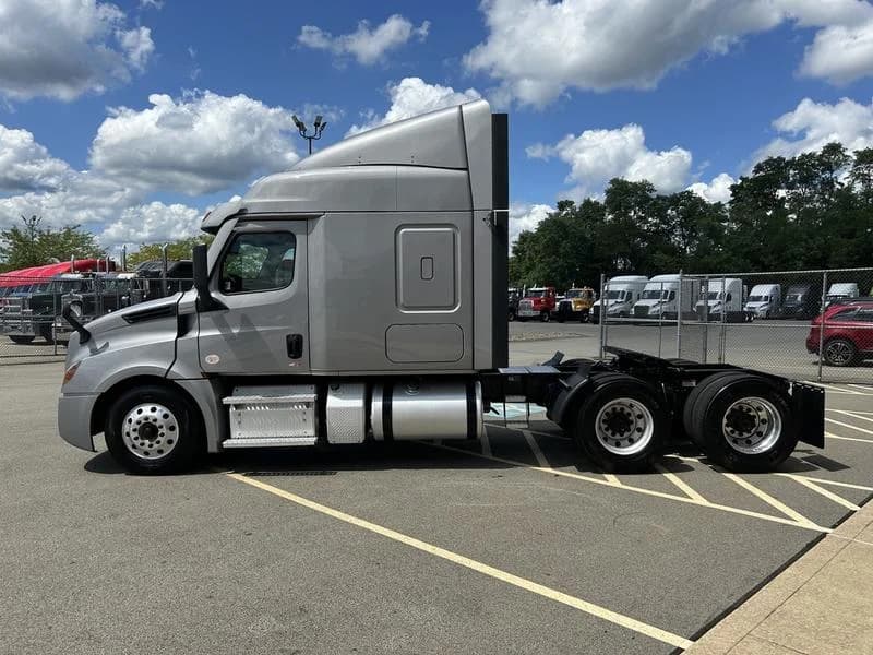 2022 Freightliner Cascadia in Pittsburgh, PA — photo 8