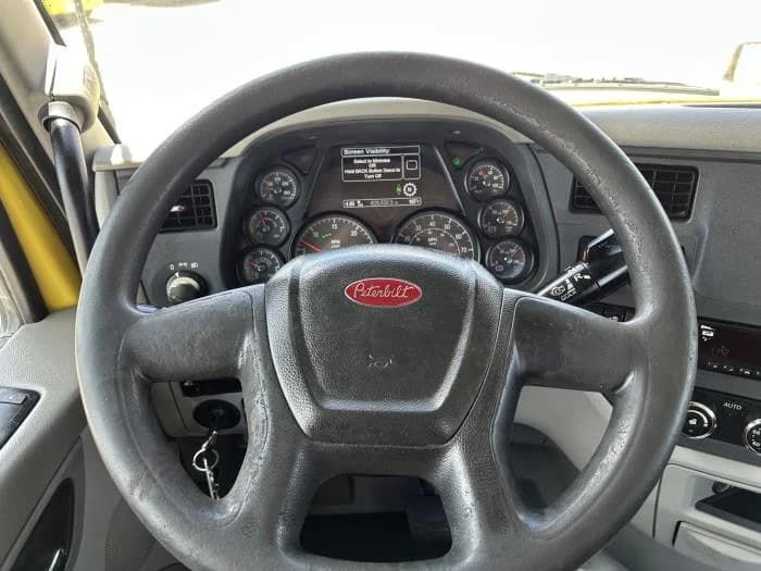 2021 Peterbilt 579 in Houston, TX — photo 31