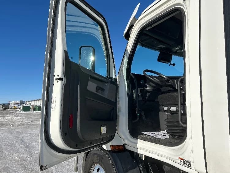 2021 Freightliner Cascadia in Sturtevant, WI — photo 9