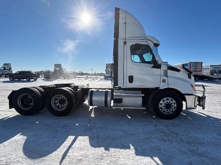2021 Freightliner Cascadia in Sturtevant, WI — photo 8