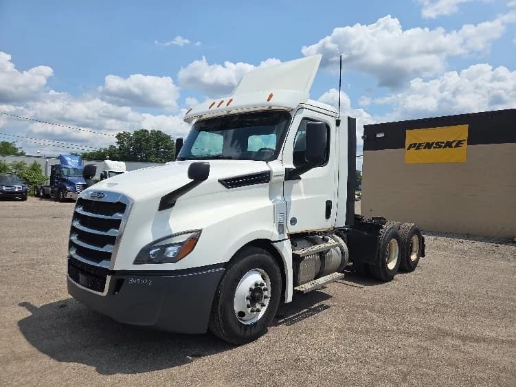 2020 Freightliner Cascadia in Jackson, MI — photo 3