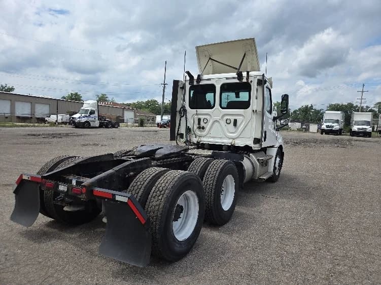 2020 Freightliner Cascadia in Jackson, MI — photo 7