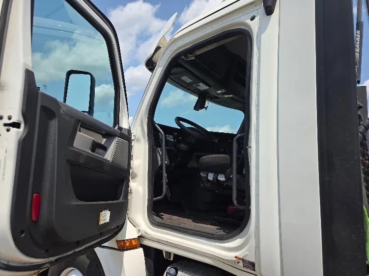 2020 Freightliner Cascadia in Jackson, MI — photo 9