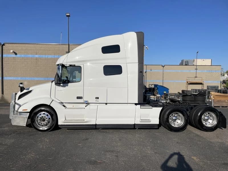 2024 Volvo VNL 760 in Elk River — photo 2