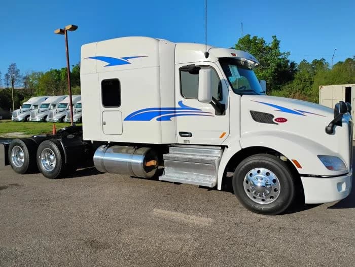 2022 Peterbilt 579 in Tampa, FL — photo 8