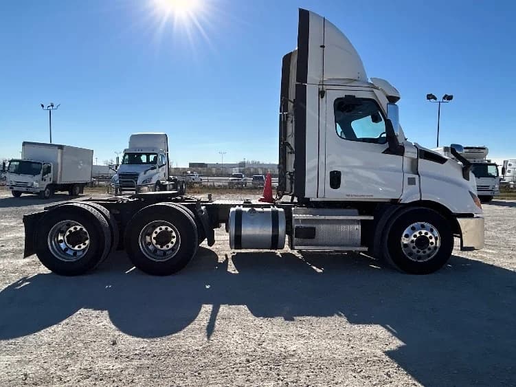 2021 Freightliner Cascadia in Sturtevant, WI — photo 8