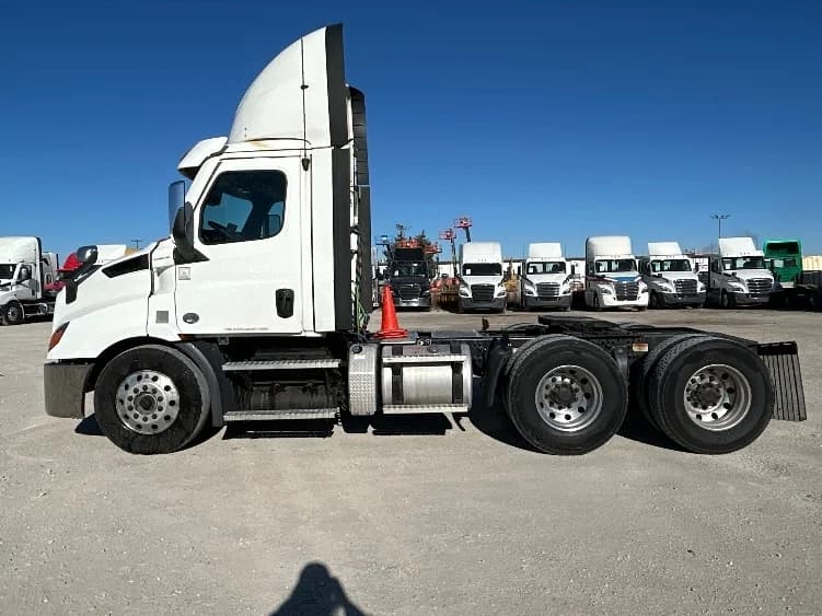 2021 Freightliner Cascadia in Sturtevant, WI — photo 4
