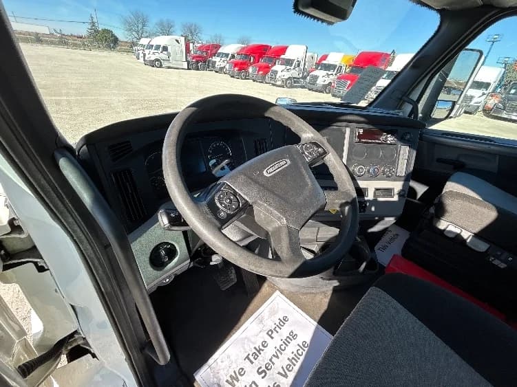 2021 Freightliner Cascadia in Sturtevant, WI — photo 10