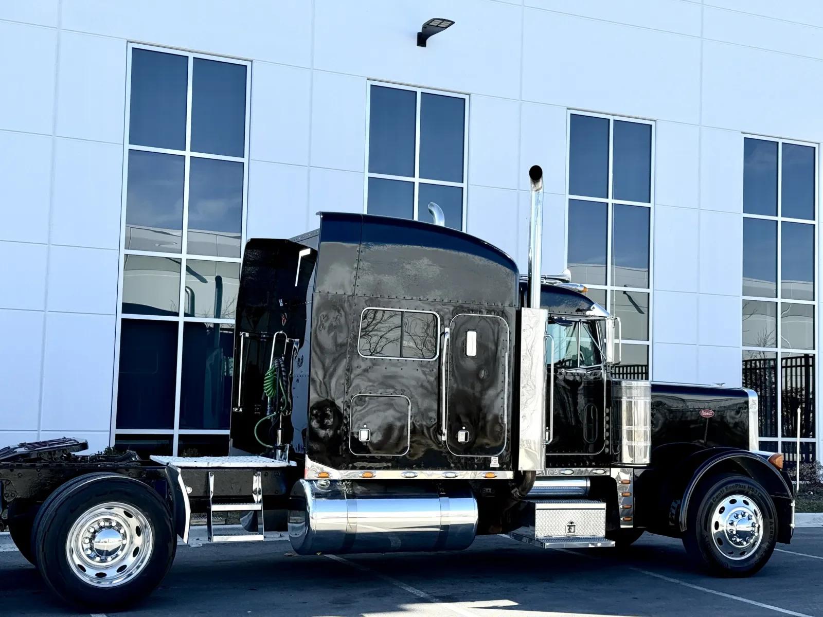 2000 Peterbilt 379 in New Lenox, IL — photo 7