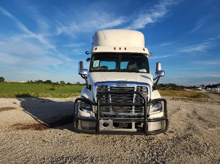 2018 Freightliner Cascadia in Sturtevant, WI — photo 2
