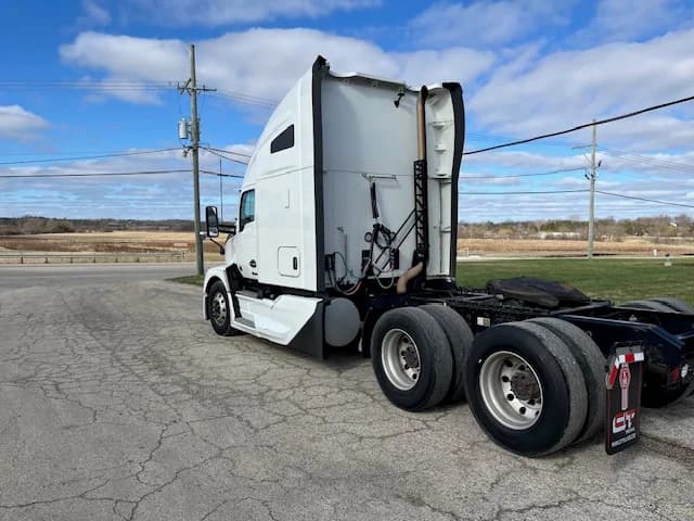2022 Kenworth T680 in Grayslake, IL — photo 6