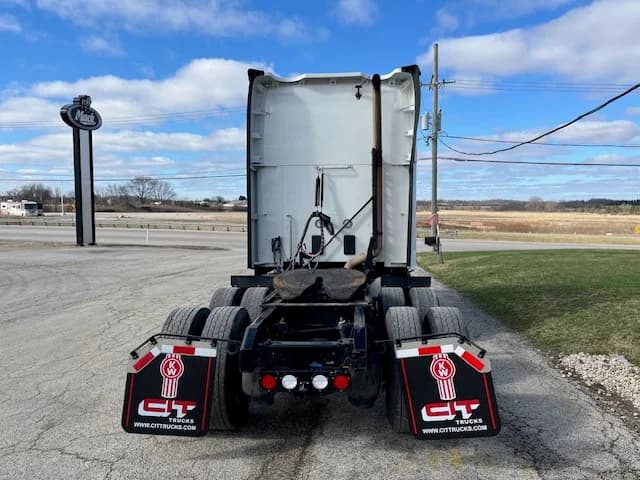 2022 Kenworth T680 in Grayslake, IL — photo 5