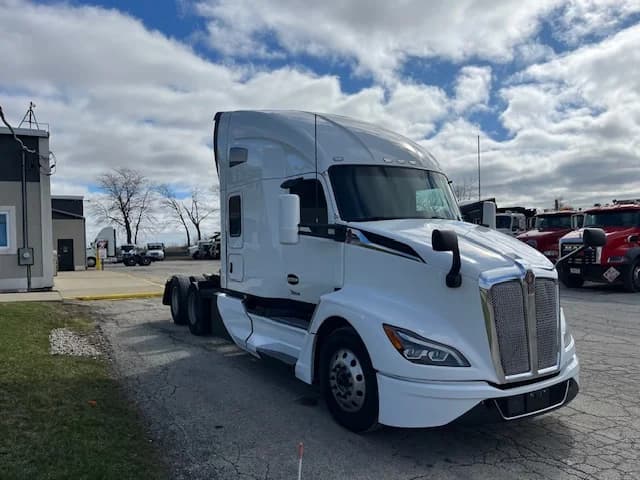 2022 Kenworth T680 in Grayslake, IL — photo 3