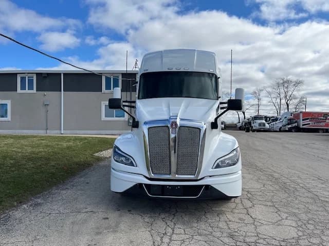 2022 Kenworth T680 in Grayslake, IL — photo 2