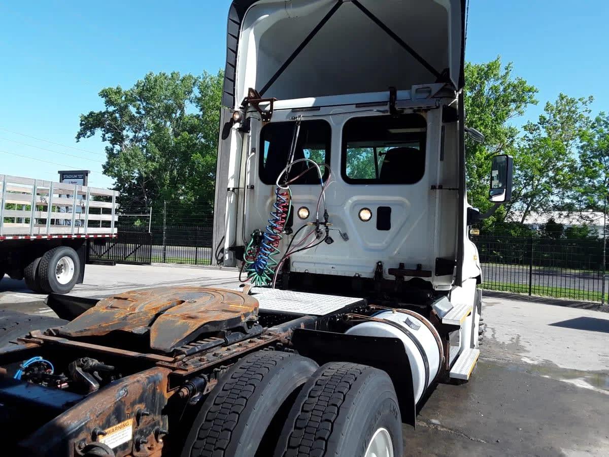 2017 Freightliner Cascadia in Kansas City, MO — photo 4
