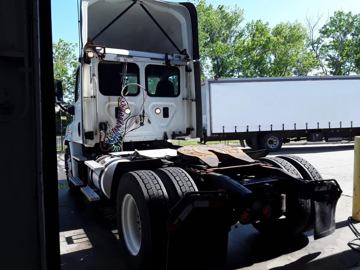 2017 Freightliner Cascadia in Kansas City, MO — photo 6