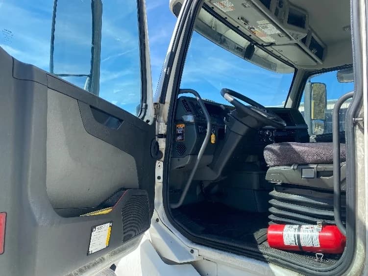 2020 Volvo VNL 300 in Bessemer, AL — photo 9