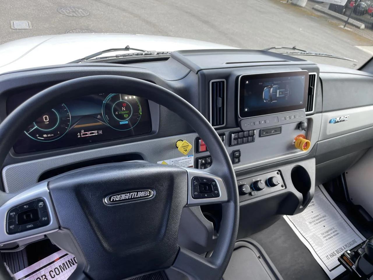 2024 Freightliner eM2 in Pacific, WA — photo 8