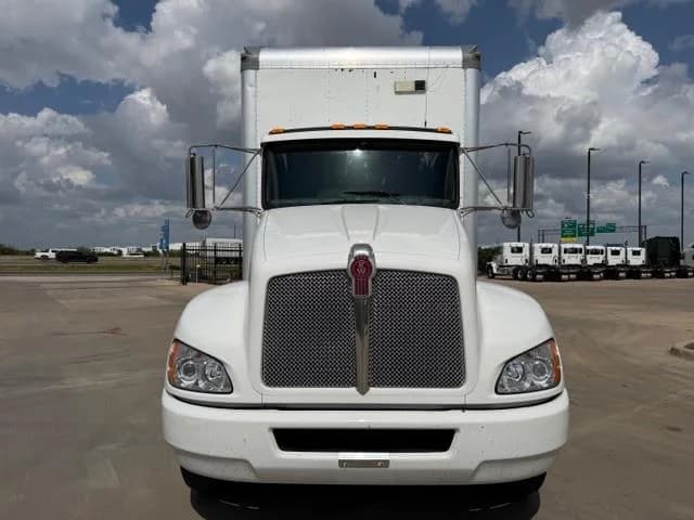 2022 Kenworth T270 — photo 12