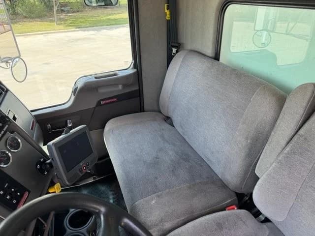 2022 Kenworth T270 — photo 21