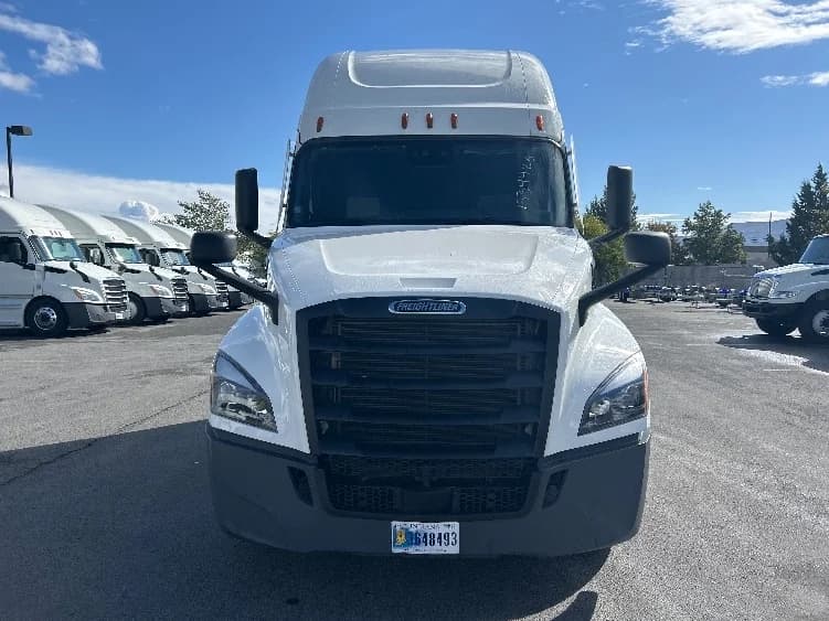 2021 Freightliner Cascadia in West Sacramento, CA — photo 2