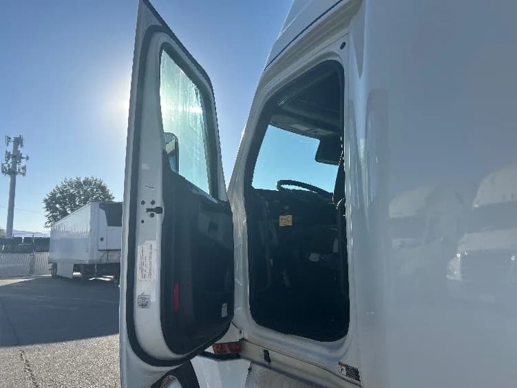 2021 Freightliner Cascadia in West Sacramento, CA — photo 9