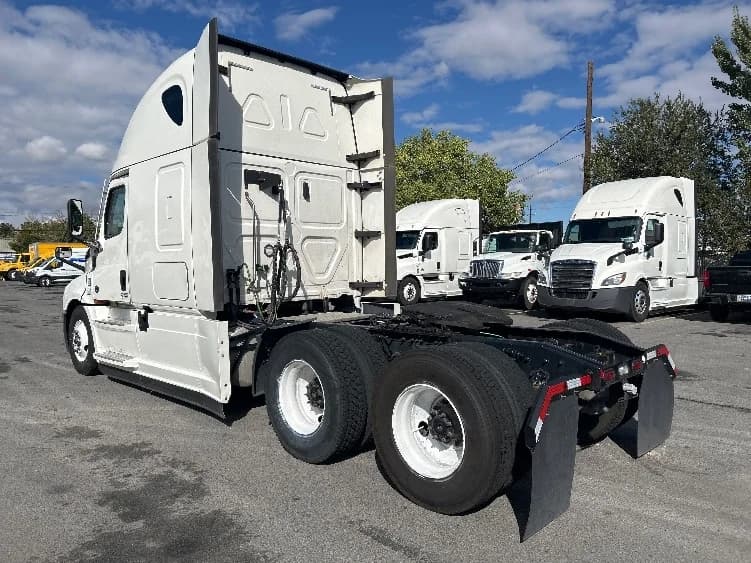 2021 Freightliner Cascadia in West Sacramento, CA — photo 5