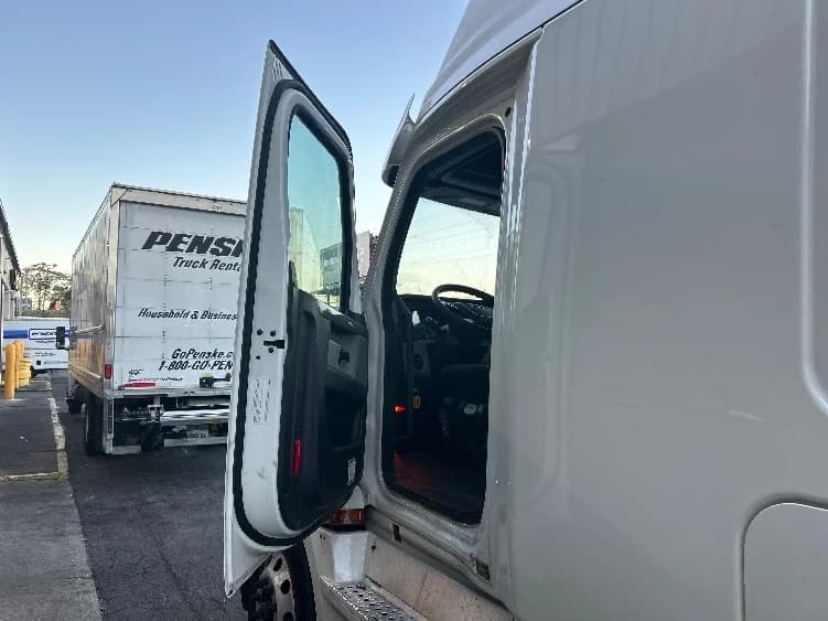 2020 Freightliner Cascadia in Monmouth Junction, NJ — photo 9