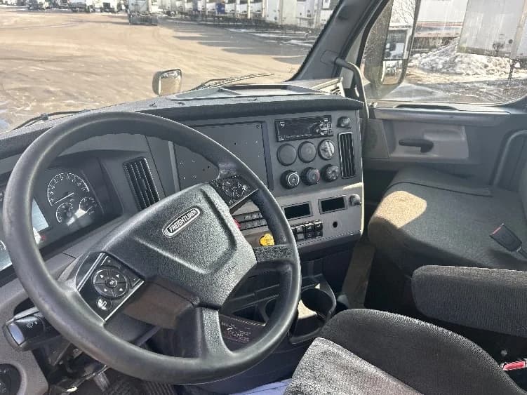 2020 Freightliner Cascadia in La Porte, IN — photo 10