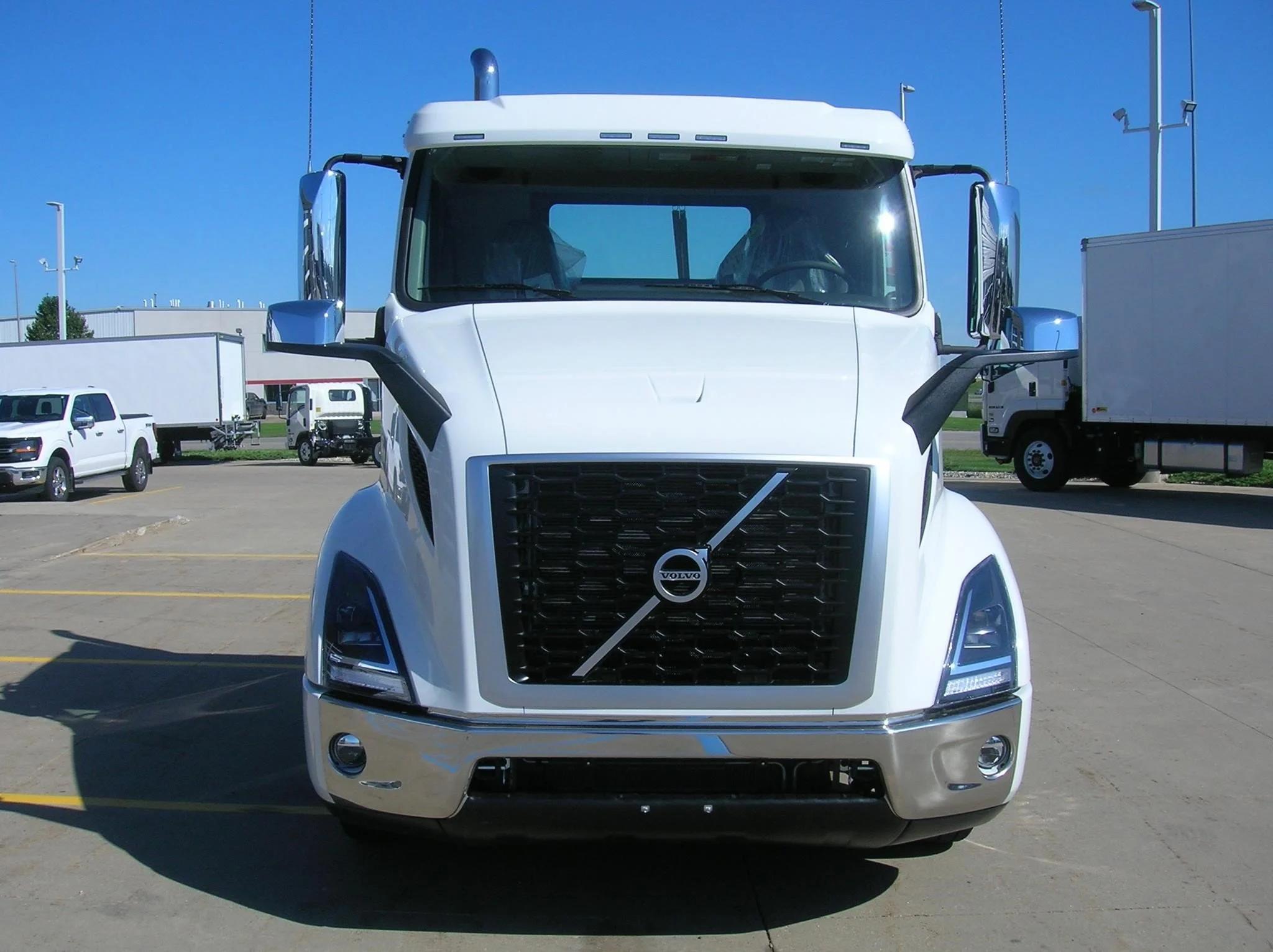 2026 Volvo VNR 640 — photo 2
