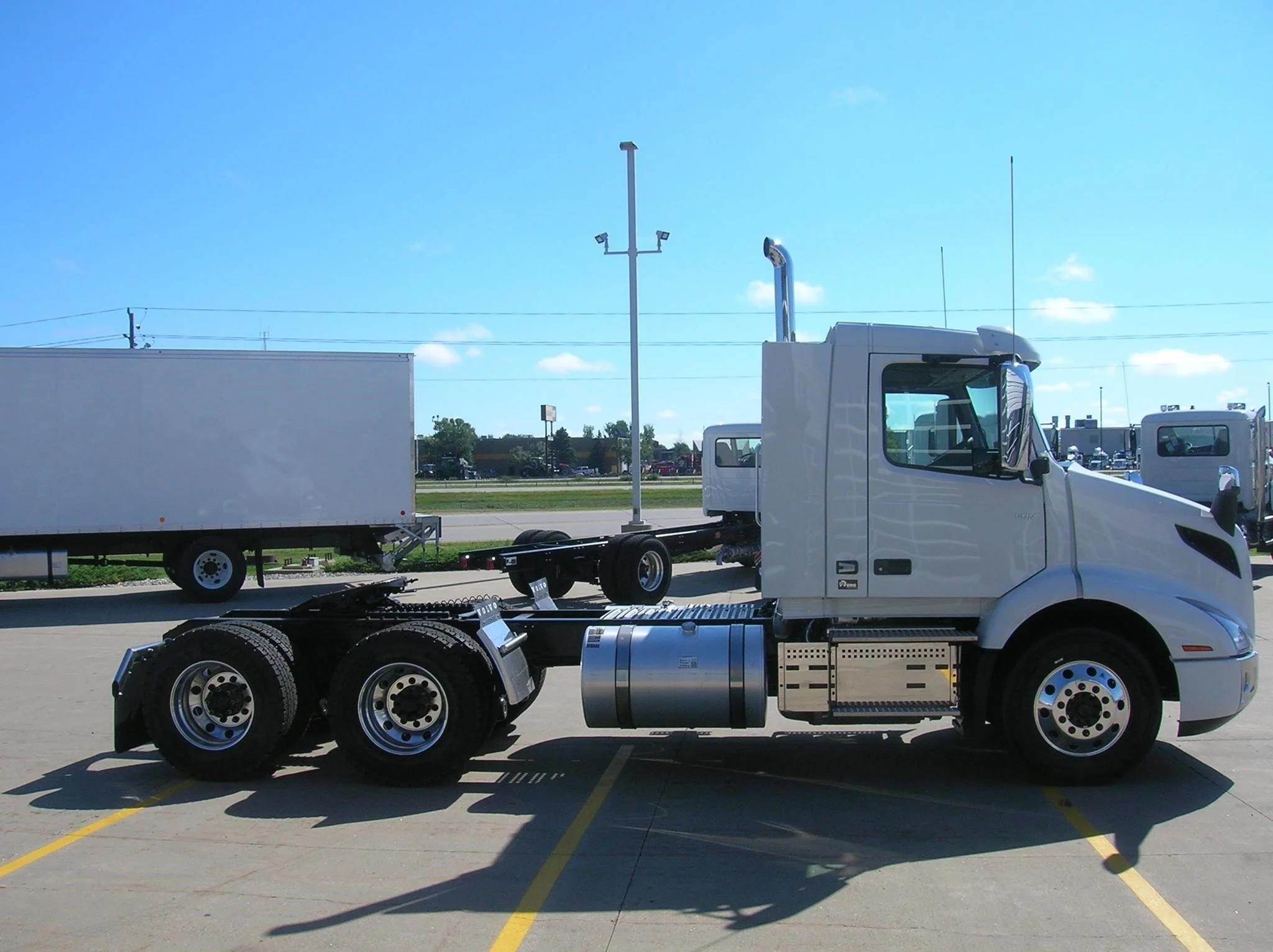 2026 Volvo VNR 640 — photo 4