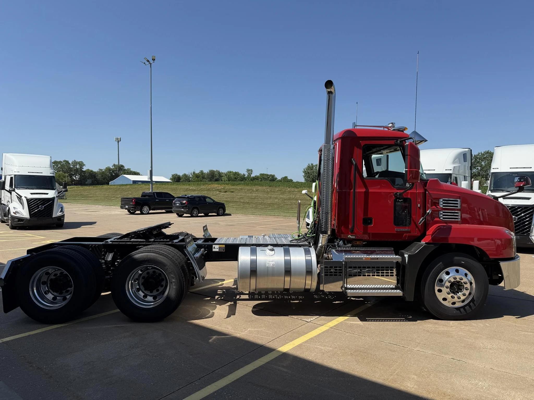 2026 Mack Anthem — photo 4